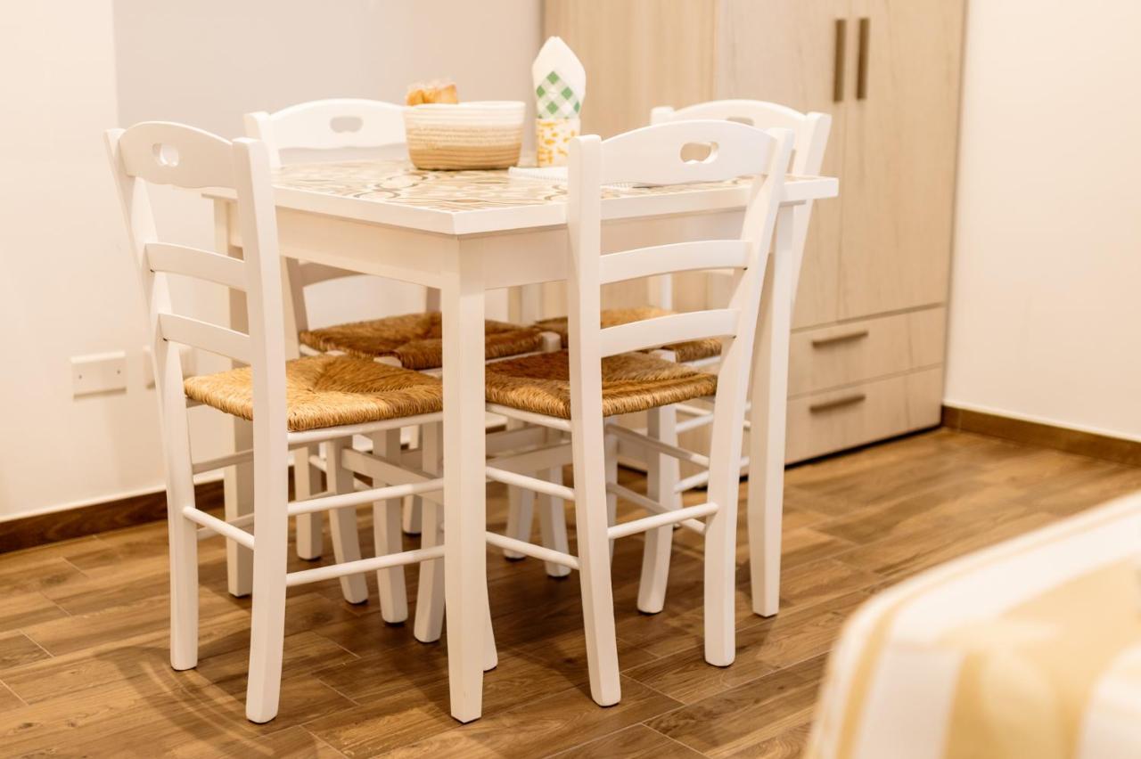 Nonna Vittoria Apartments Mola di Bari Bagian luar foto